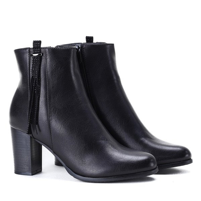 Botki na słupku w kolorze czarnym Egistina - Obuwie