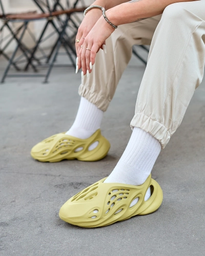 Royalfashion Zelená dámska športová obuv s výrezmi Loydi