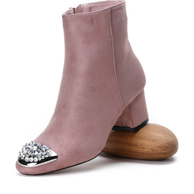 Różowe botki z ozdobnym noskiem  na niskim słupku Hayley - Obuwie