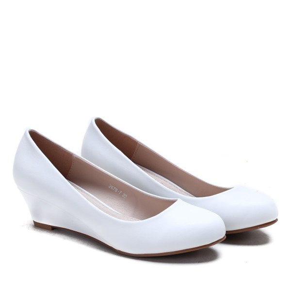 Białe czółenka na koturnie Rhea- Obuwie