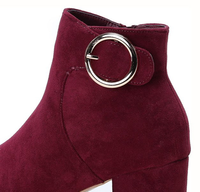 Bordowe botki na słupku z ozdobną klamrą Joelle- Obuwie
