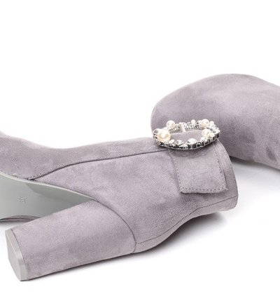 Szare botki na wyższym słupku z ozdobą Emmaline- Obuwie