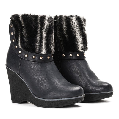 Czarne botki na koturnie ze zdobioną cholewką Tammaroea - Obuwie