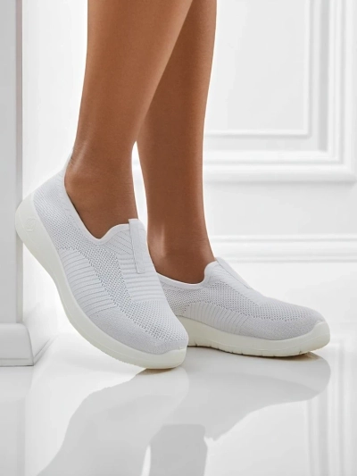 Ženski beli slip-oni Callista iz zračne tkanine z nizko peto
