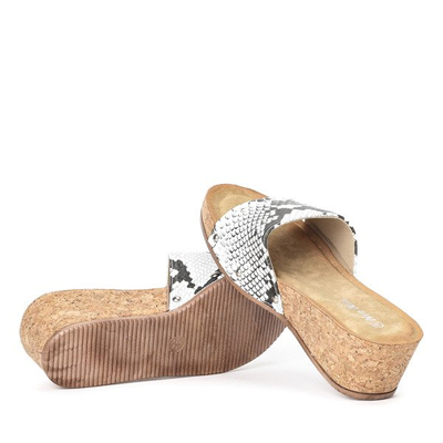 Černobílé žabky na nízkém klínu napodobujícím hadí kůži Gala - obuv