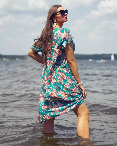 Royalfashion Zelené dámske šaty s farebným kvetinovým vzorom