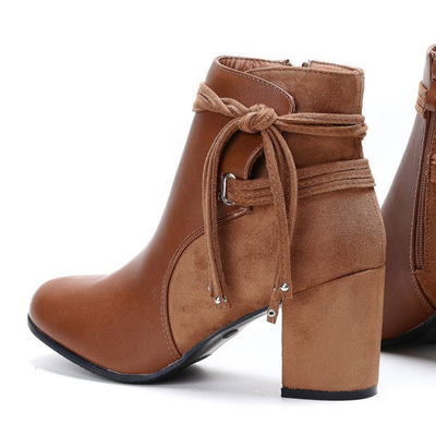 Brązowe botki na słupku Frida - Obuwie