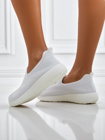 Ženski beli slip-oni Callista iz zračne tkanine z nizko peto