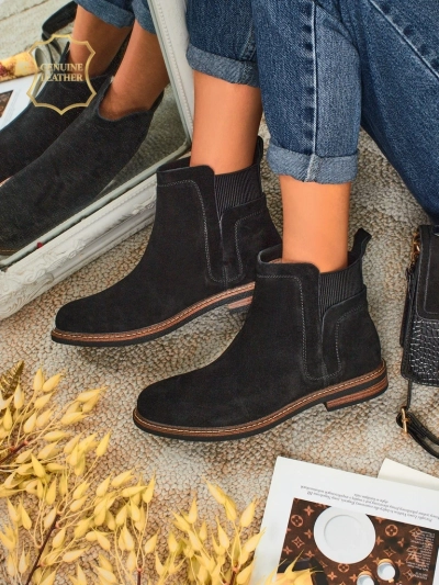 Črni usnjeni gležnarji Ariston iz semiša