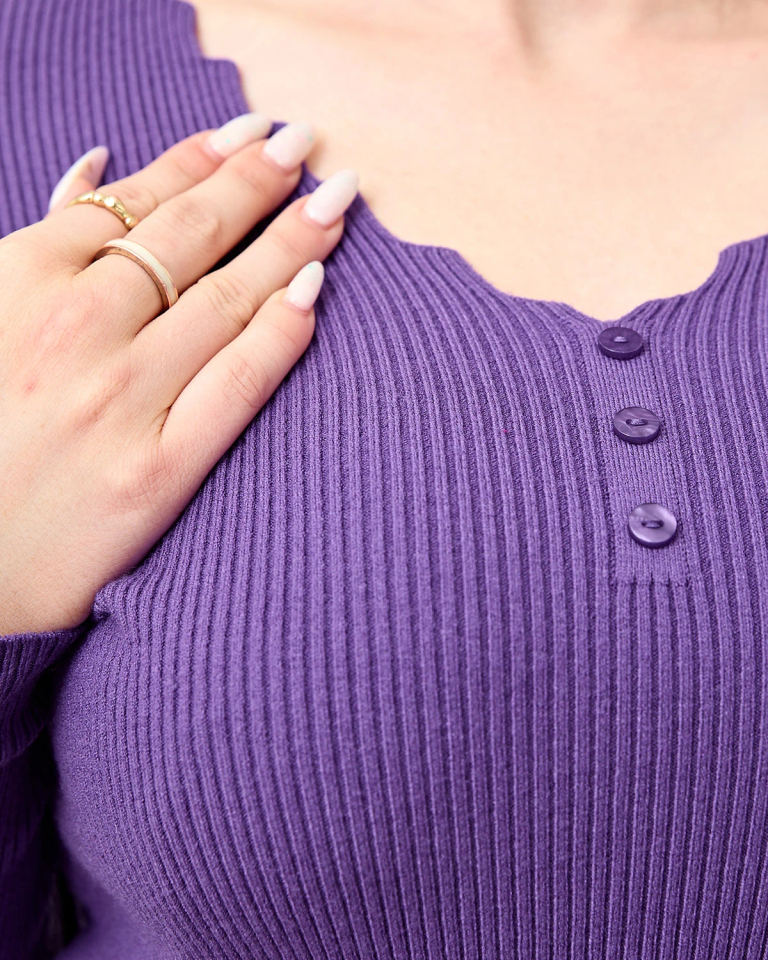 Royalfashion Fialový rebrovaný dámsky sveter s gombíkmi