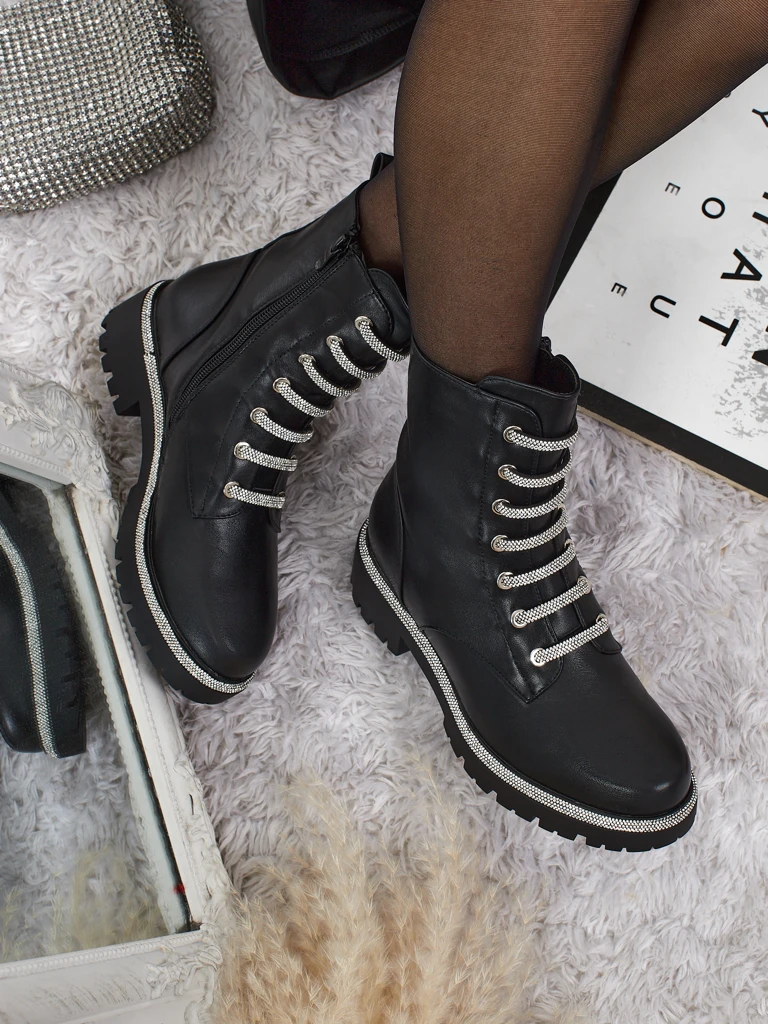 Ženski gležnarji Lunara iz eko usnja z vezalkami