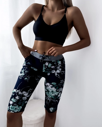 Dámske 3/4 tmavomodré kraťasy so zelenými kvetmi PLUS SIZE - Oblečenie