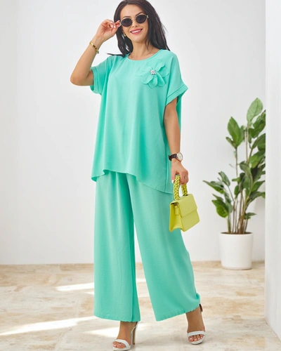 Royalfashion Dámsky set s krátkym rukávom, ozdobnou kvetinou a širokými nohavicami