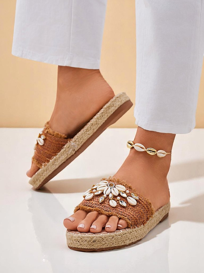 Sandali Royalfashion Callista Boho Camel na ravni platformi s školjkami