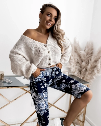 Námornícka modrá a modré 3/4 dámske šortky s kvetinovým vzorom PLUS SIZE - Oblečenie