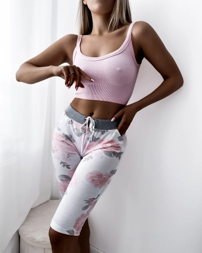 Dámske biele 3/4 šortky s ružovými kvetmi - Oblečenie