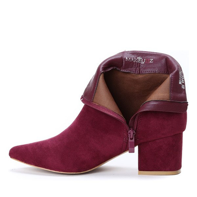 Bordowe botki na słupku z ozdobną klamrą Joelle- Obuwie