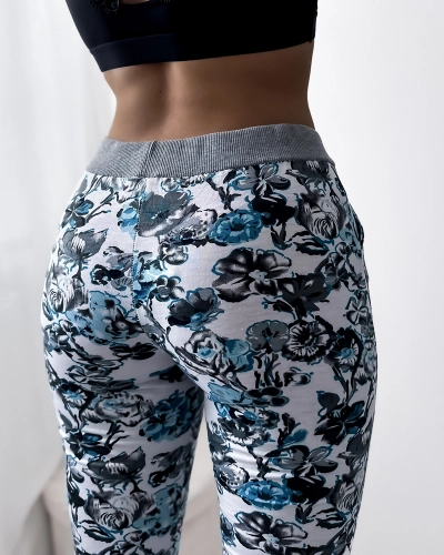 Dámske 3/4 kraťasy v bielej farbe a kvetoch PLUS SIZE - Oblečenie