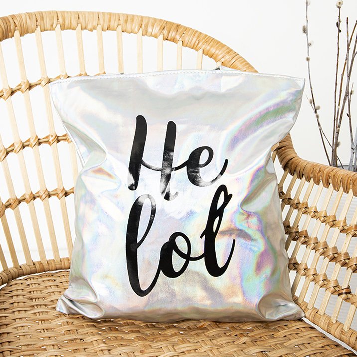 Strieborná holografická taška cez rameno s nápisom „Heloł“ - kabelky