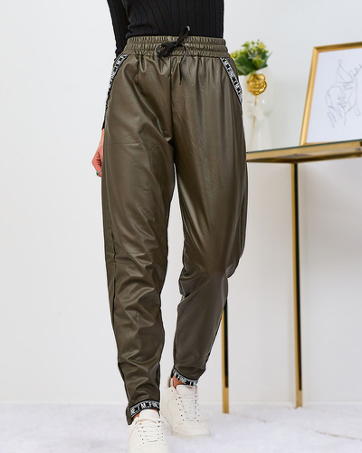 Royalfashion Voľné dámske nohavice z eko kože v khaki farbe