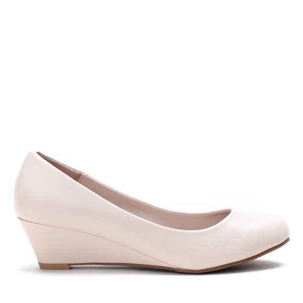 Jasnobeżowe czółenka na koturnie Rhea- Obuwie