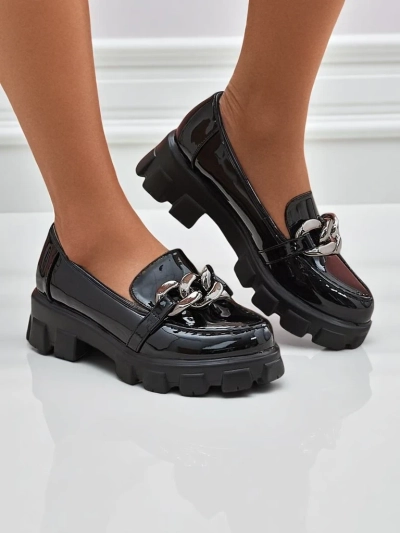 Ženski loafer čevlji Hera Nero iz lakiranega eko usnja z verižico, pomlad