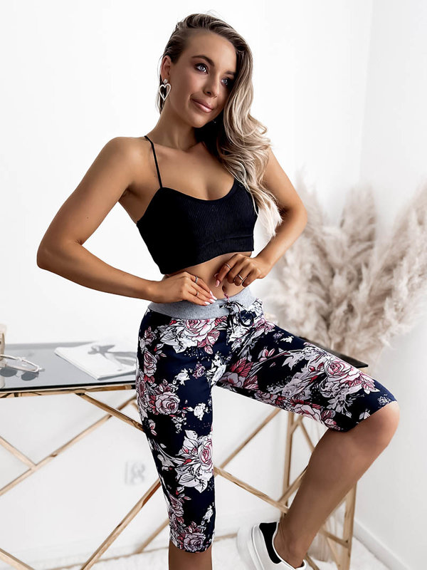 Kvetinové 3/4 dámske šortky v námorníckej modrej a koralovej farbe PLUS SIZE - Oblečenie