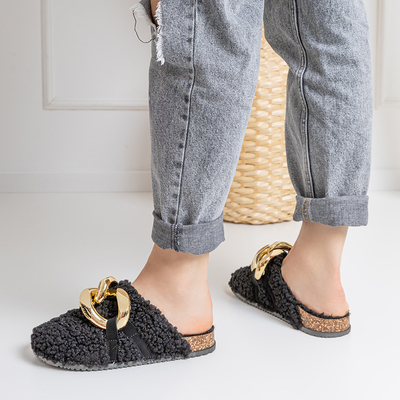 OUTLET Čierne dámske papuče s ovčou kožou a retiazkou Juka - Obuv