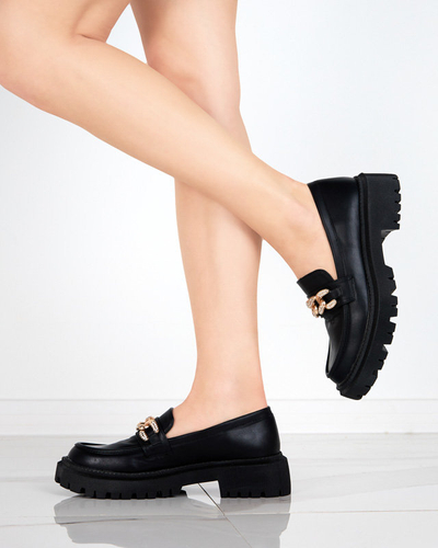 OUTLET Čierne dámske topánky so zlatou retiazkou Chemko- Obuv