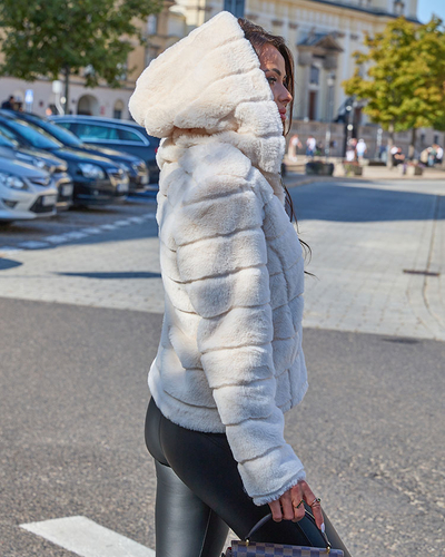 Royalfashion Krémová dámska bunda s imitáciou kožušiny