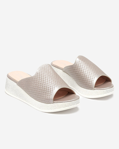 Svetlohnedé dámske ažúrové papuče na kline s brokátom Lekisa - Topánky