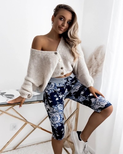 Námornícka modrá a modré 3/4 dámske šortky s kvetinovým vzorom PLUS SIZE - Oblečenie