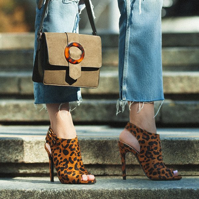 Brązowe botki na szpilce z wycięciami Sava w panterkę - Obuwie