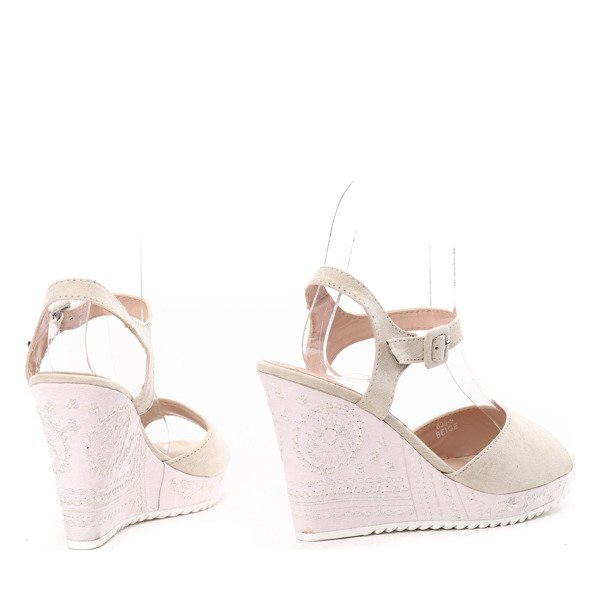 Beżowe sandały na koturnie Daga- Obuwie