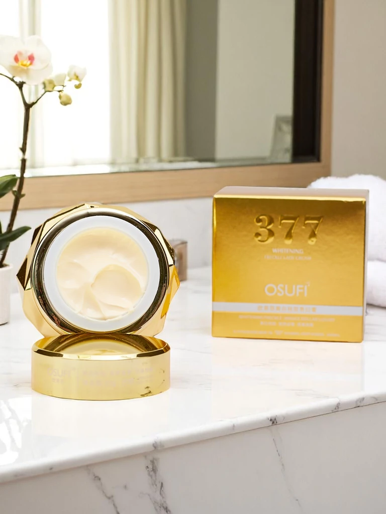 377 Rozjasňujúci pleťový krém na zjednotenie tónu pleti