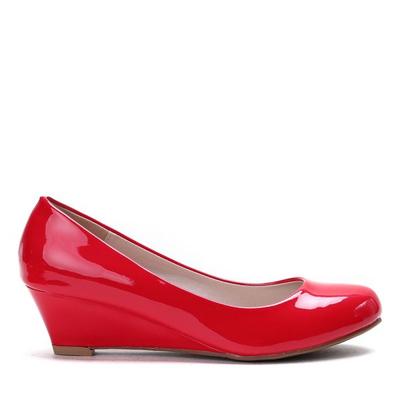 Czerwone czółenka na koturnie Rhea- Obuwie