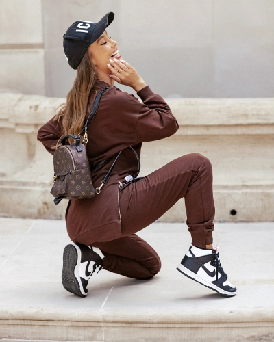 Royalfashion Tmavohnedý dámsky športový teplákový komplet so záplatami