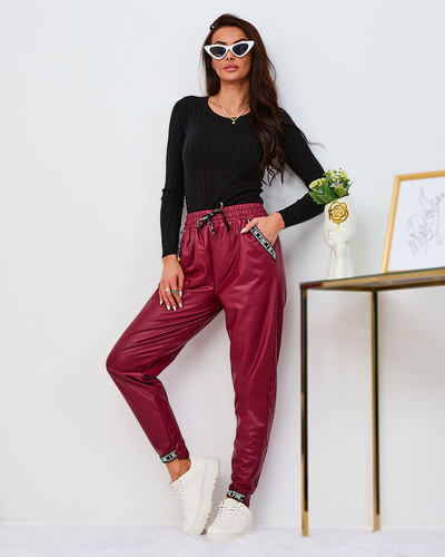Royalfashion Voľné dámske nohavice z eko kože vo vínovej farbe