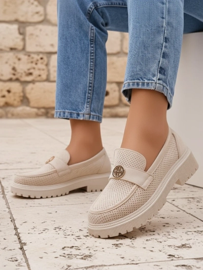 Ženski loaferji Callista bež iz eko-semiša na ravnem podplatu 4 cm
