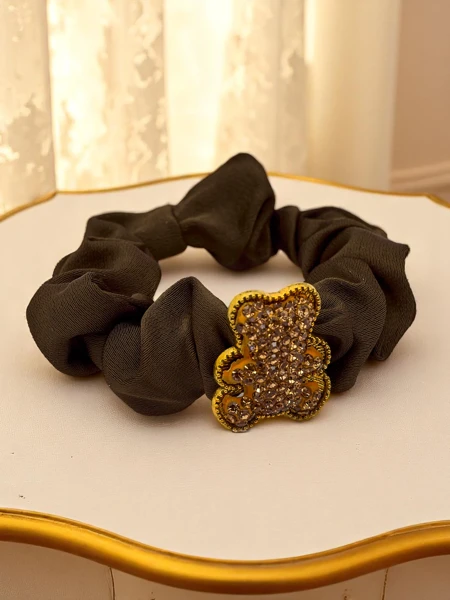 Royalfashion Gumička do vlasov s ozdobným medvedíkom Saténový Teddy