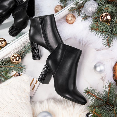 Czarne botki na wyższym słupku z ćwiekami Tevassa - Obuwie