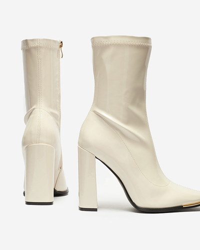 OUTLET Krémové dámske lakované čižmy na opätku Rekila - Obuv