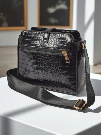 Ženska torba Callista Black – majhna poštarska torbica iz eko patentnega usnja