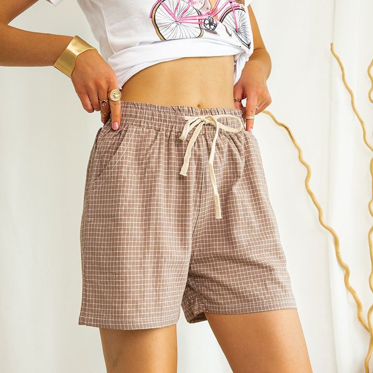 Dámske hnedé kárované kraťasy PLUS VEĽKOSŤ - Oblečenie