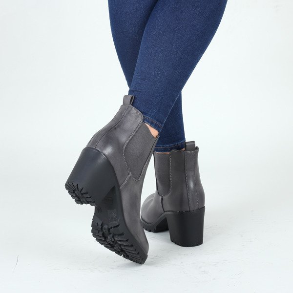 Szare botki na słupku Greis- Obuwie