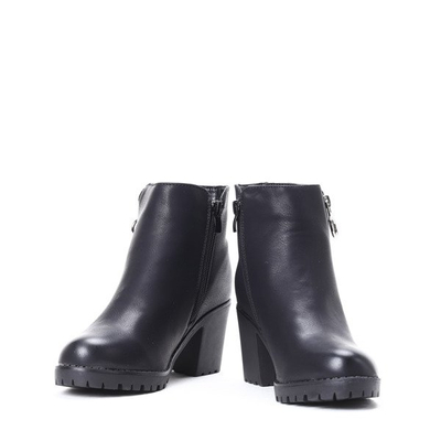 Czarne botki na słupku Rebecca- Obuwie