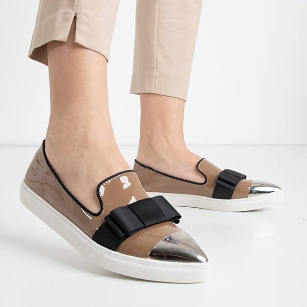 Navliecť sa nalakovanou špičkou v khaki farbe Barbara- Obuv