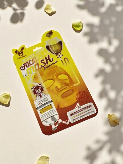 Maska na tvár s aktívnym uhlím, ktorá hlboko čistí, spevňuje a zúžuje póry