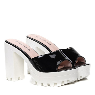 Czarne klapki na słupku- Obuwie