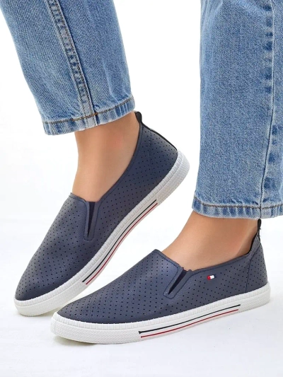 Royalfashion Dámske perforované slip-on topánky Vielles